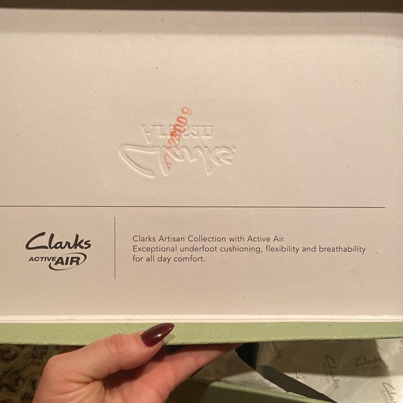 NWT Clarks artisan diamond trust booties in brown suede w-active air tech - Picture 7 of 9